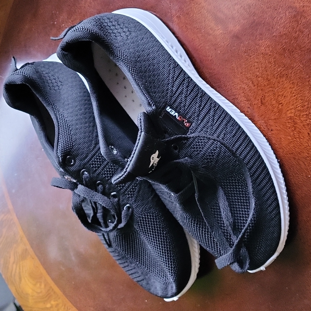 NWOB Athletic shoes size 42/9.5